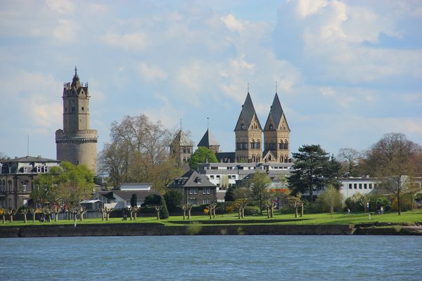 Alquiler de coches en Bonn: Reserve un coche de alquiler barato